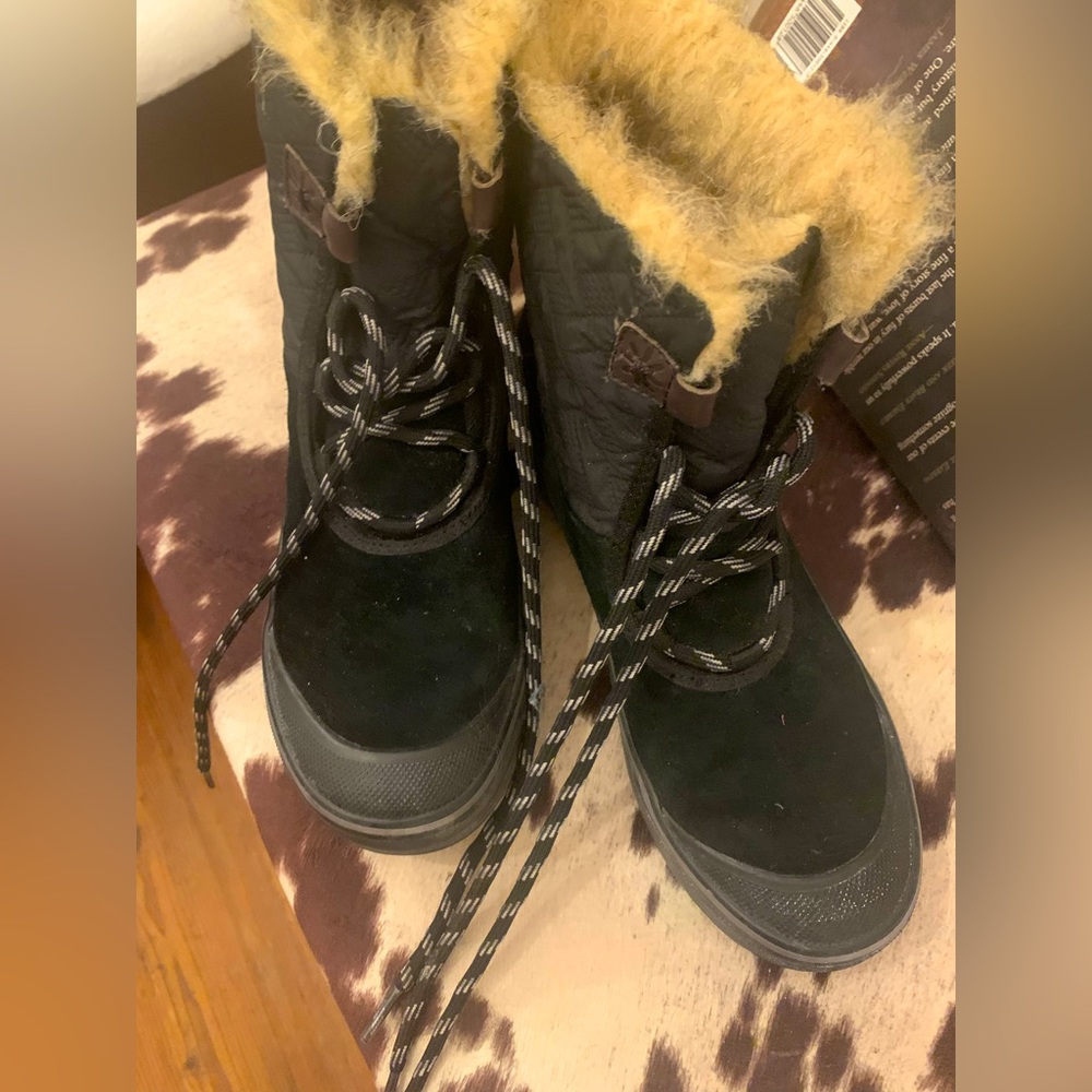 Clarks fur lined lace up 7.5 worn 3 times has a loop loose at top see picture